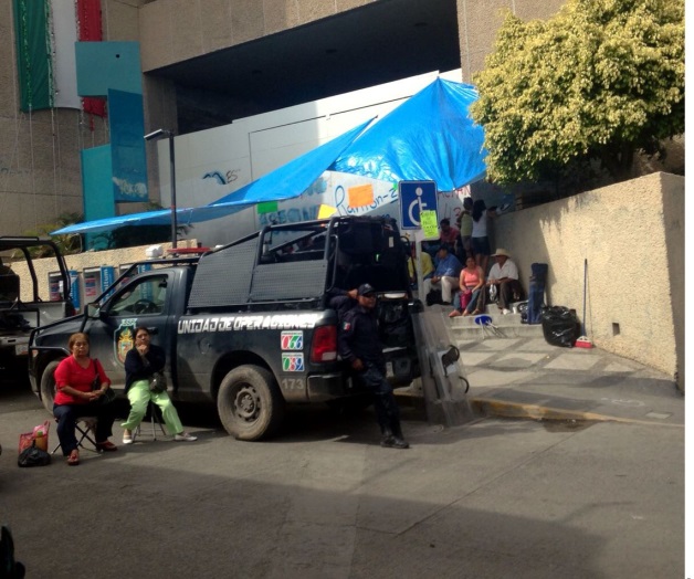 Bloquean calles de Chilpancingo. Burócratas en paropiden bono sexenal