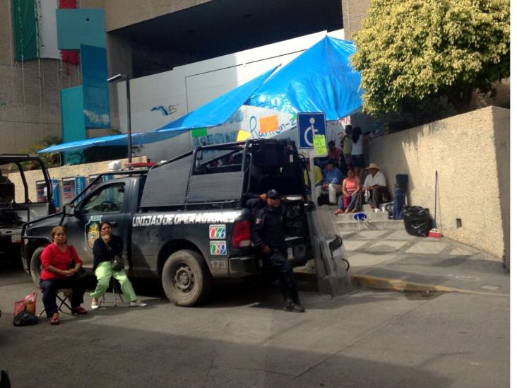 Bloquean calles de Chilpancingo. Burócratas en paropiden bono sexenal Bloquean calles de Chilpancingo. Burócratas en paropiden bono sexenal