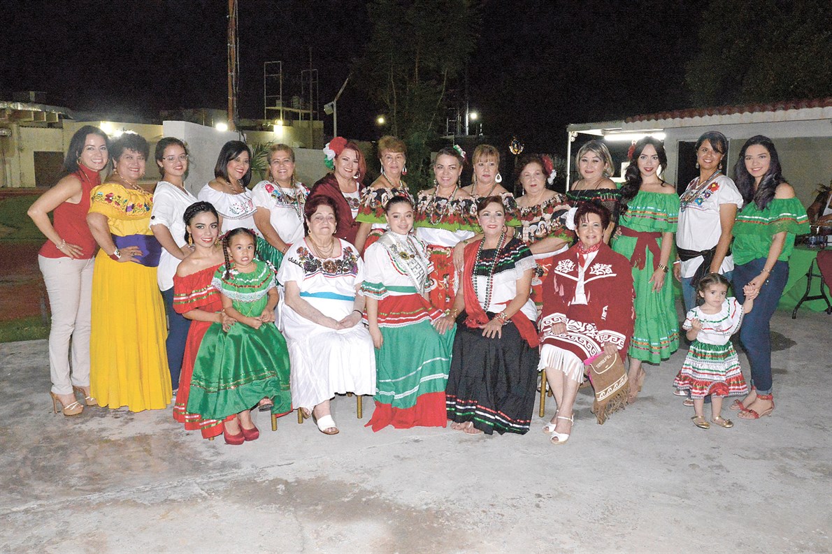  LUCEN TRAJES. Damas Leonas visten muy patriotas.