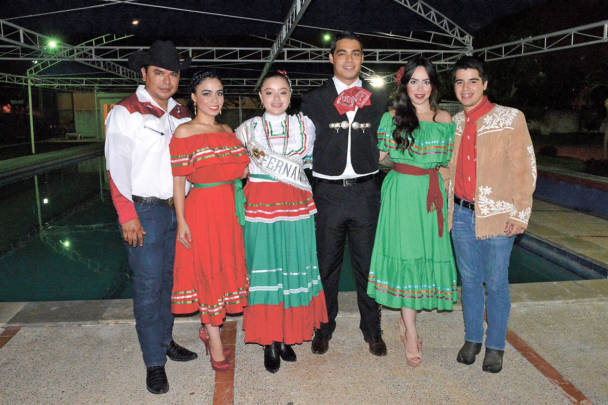 JÓVENES. Disfrutan noche de Independencia en el Club de Leones.