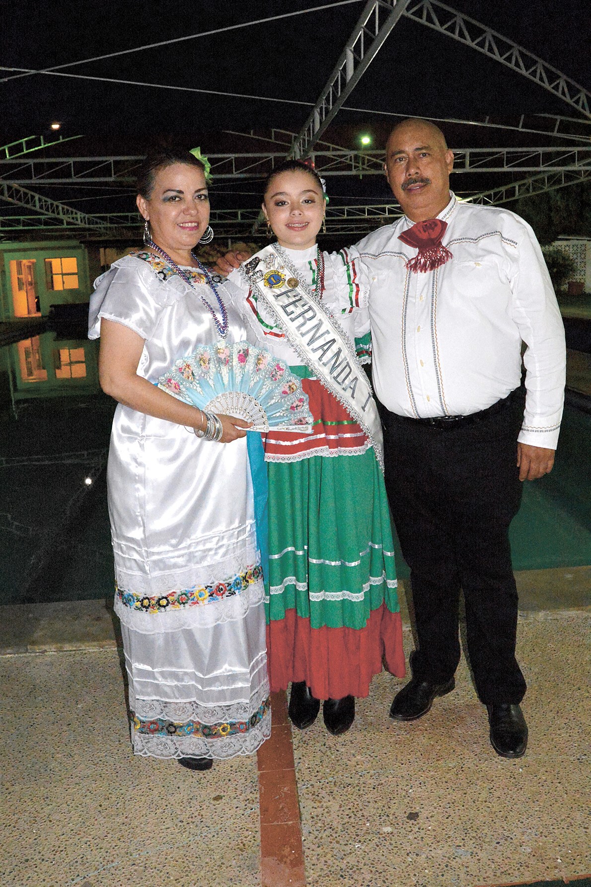 JÓVENES. Disfrutan noche de Independencia en el Club de Leones.
