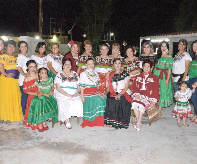 Tienen colorida noche mexicana