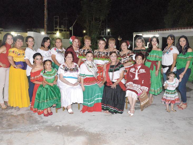 Tienen colorida noche mexicana Tienen colorida noche mexicana