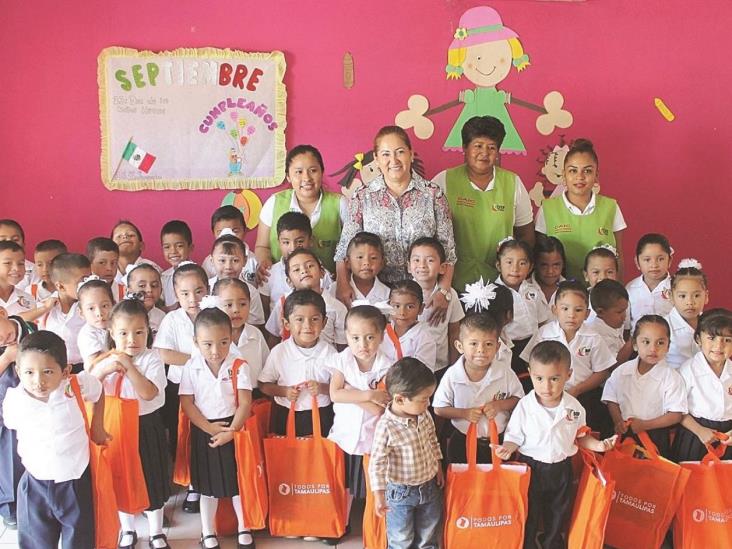 Entregan paquetes escolares a alumnos CAIC en Altamira Entregan paquetes escolares a alumnos CAIC en Altamira