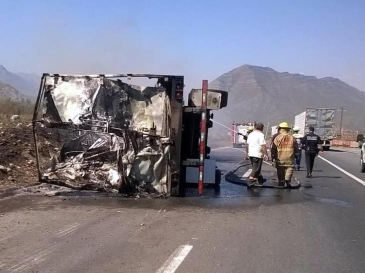 Muere trailero al volcar unidad de carga Muere trailero al volcar unidad de carga