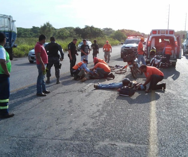 Quedan noqueados al chocar bici y moto