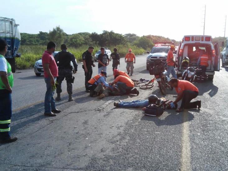 Quedan noqueados al chocar bici y moto Quedan noqueados al chocar bici y moto