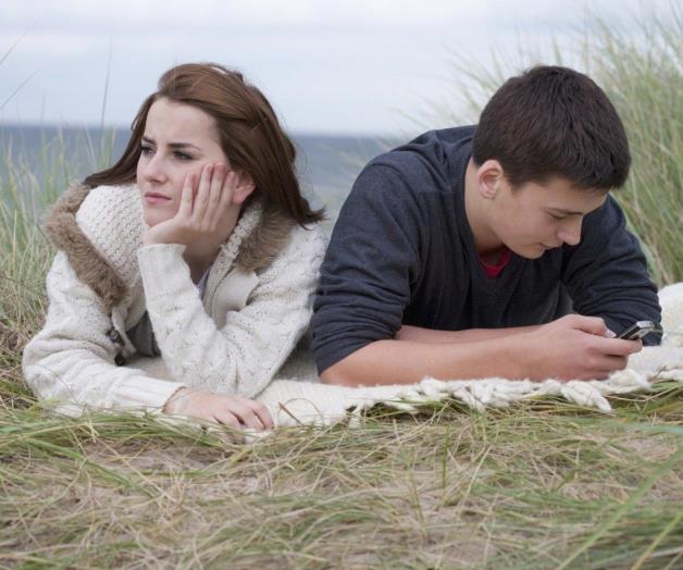 Teléfonos móviles socavan relaciones de pareja: estudio