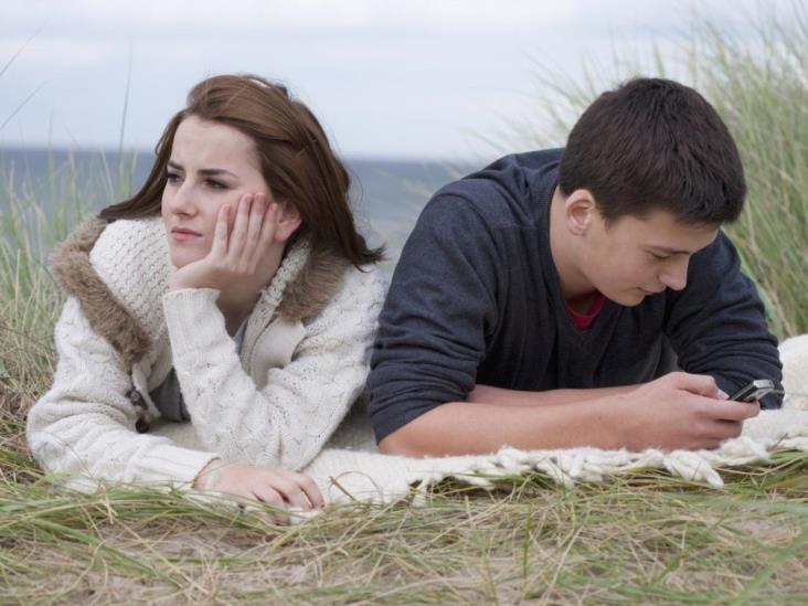 Teléfonos móviles socavan relaciones de pareja: estudio Teléfonos móviles socavan relaciones de pareja: estudio