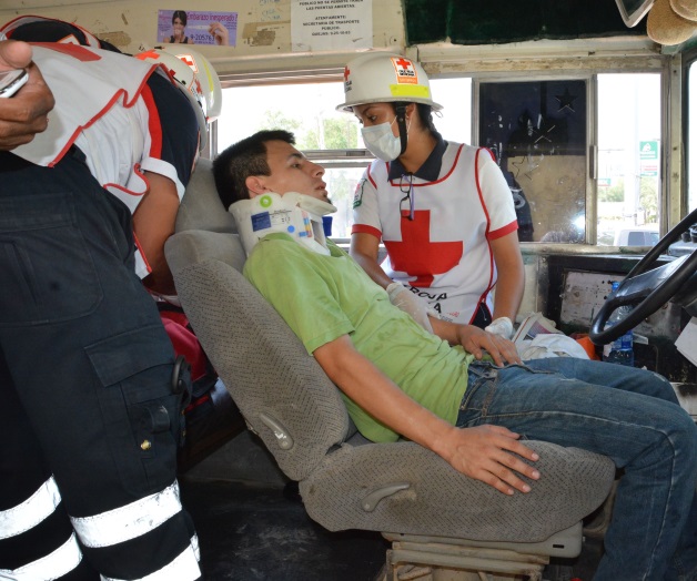 Sale chofer lesionado al fallarle los frenos