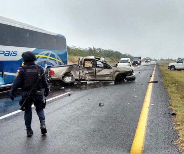 Mueren 2 en choque de 2 autobuses y camioneta