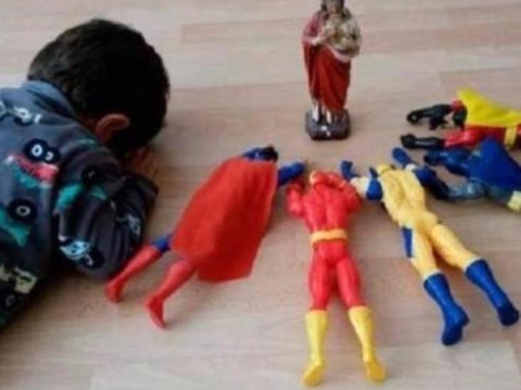 Viralizan foto de niño que reza junto a sus superhéroes Viralizan foto de niño que reza junto a sus superhéroes