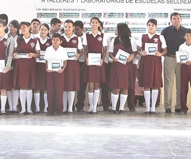 Apoya Rogelio V. con tecnología a escuelas