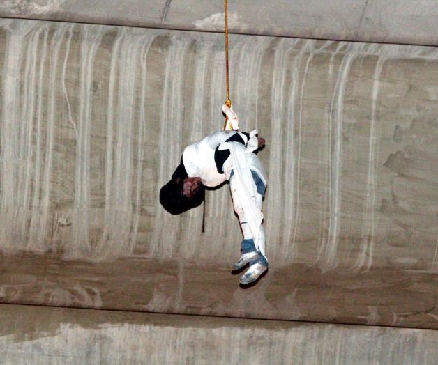 Hallan a un hombre colgado en puente