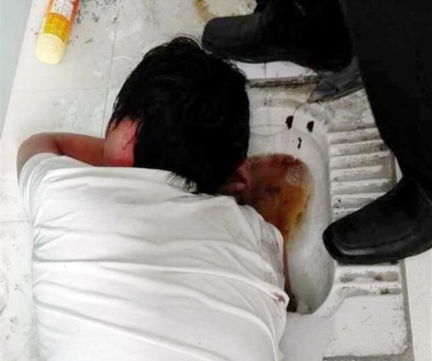 Busca celular en retrete y queda atorado