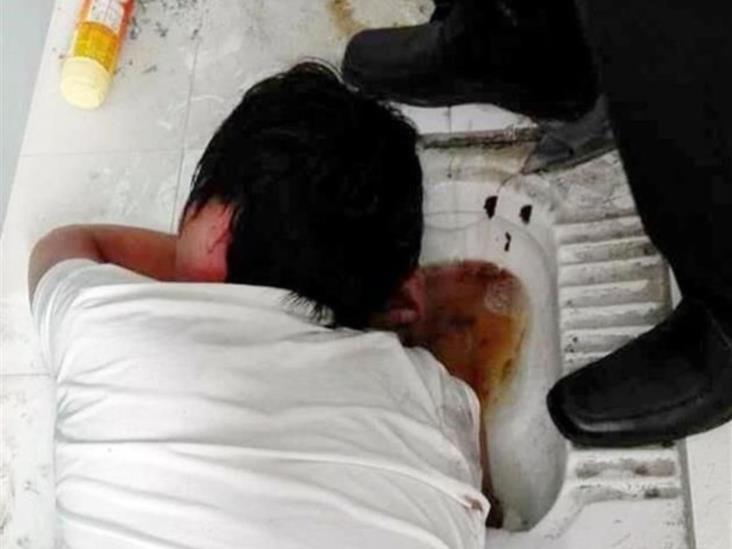 Busca celular en retrete y queda atorado Busca celular en retrete y queda atorado