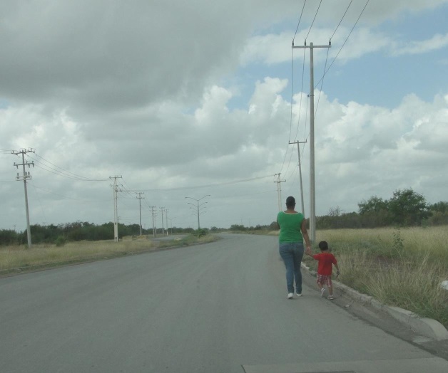 Deja fraccionadora sin banquetas a peatones