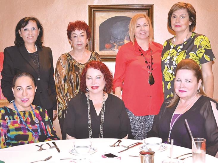 Festeja en compañía de amigas Festeja en compañía de amigas