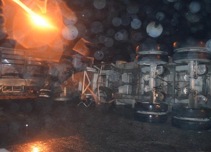 Chocan y arden tráileres; 2 choferes mueren calcinados Chocan y arden tráileres; 2 choferes mueren calcinados