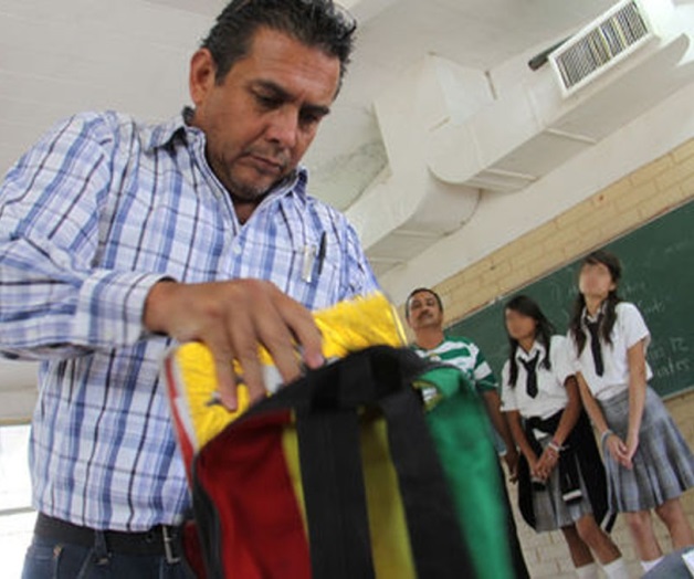 Descubren a alumnas fumando mariguana Descubren a alumnas fumando mariguana