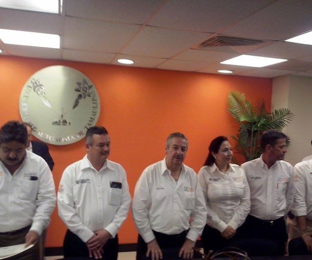 Entrega obras rector de UAT