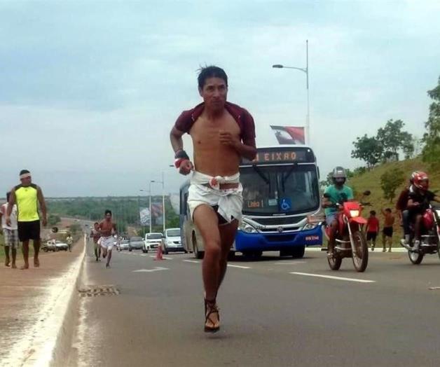 Triunfan corredores rarámuris en Brasil