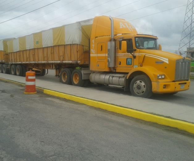 Recuperan trailer robado Recuperan trailer robado