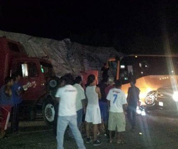 Choque de autobús deja 21 turistas extranjeros heridos en Chiapas