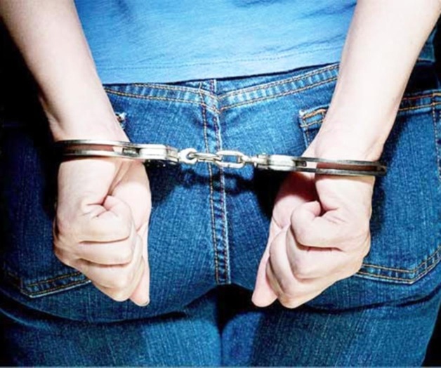 La arrestan por descuidar a sus hijos al “caer en las redes”