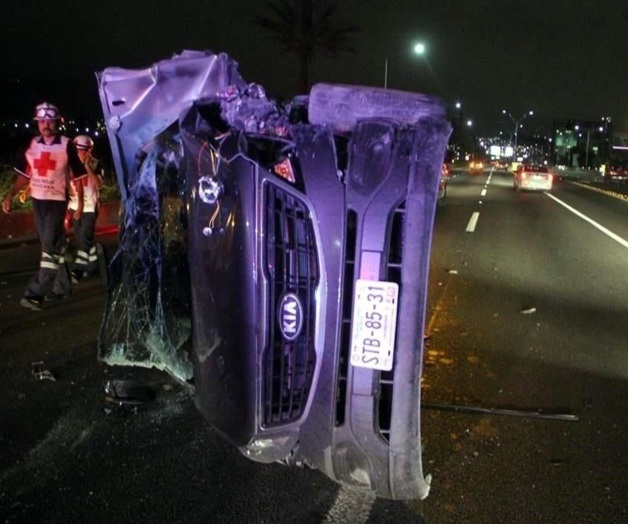 Choca coreano a dos y vuelca Choca coreano a dos y vuelca