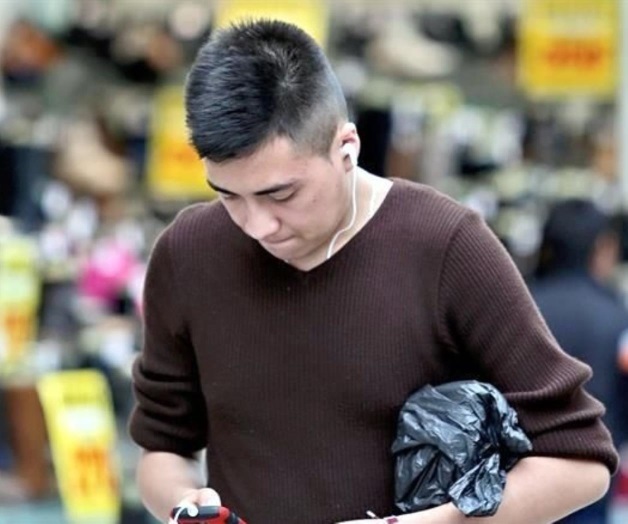 Frente al celular, levanta la cabeza