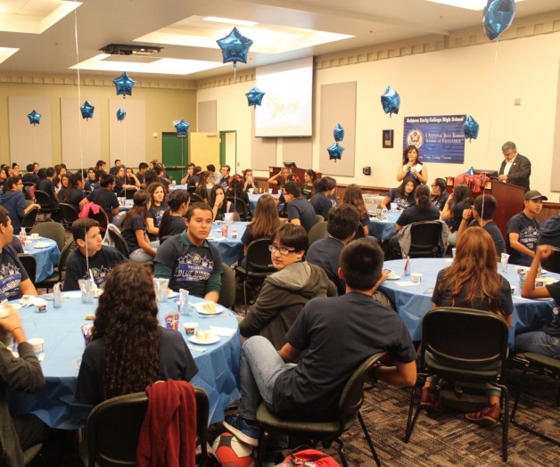 Dan el reconocimiento Blue Ribbon a alumnos