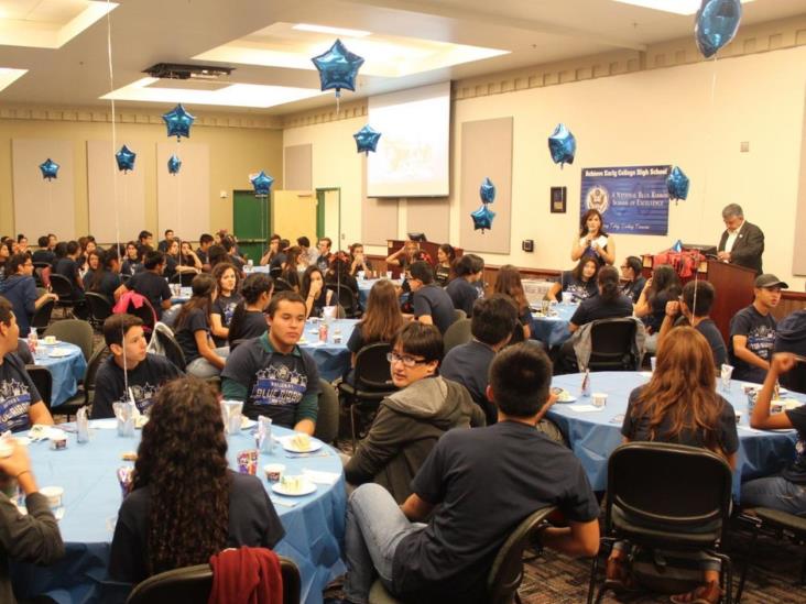 Dan el reconocimiento Blue Ribbon a alumnos Dan el reconocimiento Blue Ribbon a alumnos