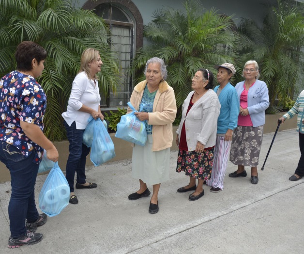 Entregan despensas‘Corazones Jóvenes’