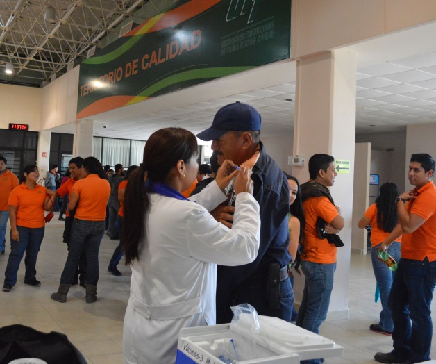 Inmuniza Pemex a alumnos de UTTN