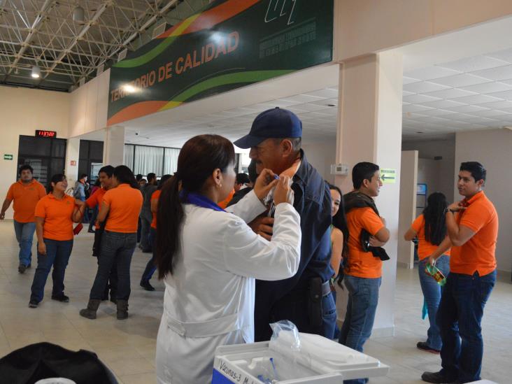 Inmuniza Pemex a alumnos de UTTN Inmuniza Pemex a alumnos de UTTN