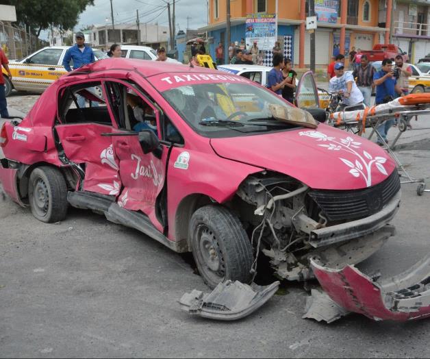 Roba un taxi rosa, se estrella y sale herido Roba un taxi rosa, se estrella y sale herido