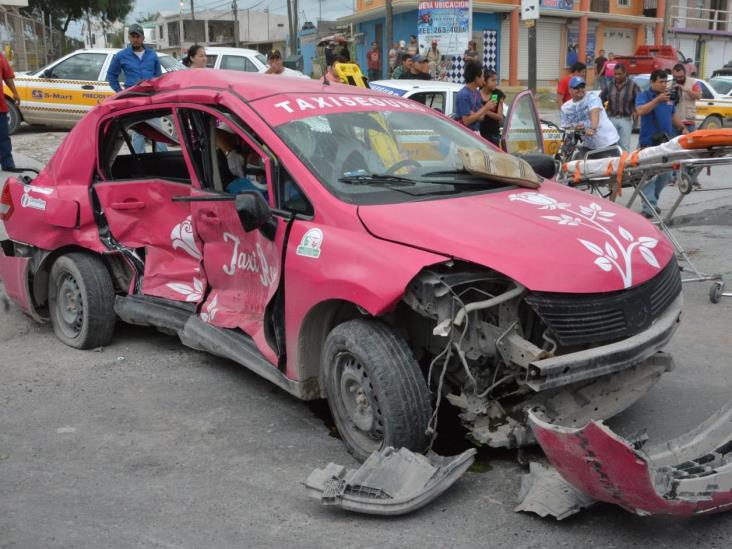 Roba un taxi rosa, se estrella y sale herido Roba un taxi rosa, se estrella y sale herido