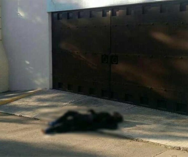 Aparece calcinado frente a una casa en Cuernavaca