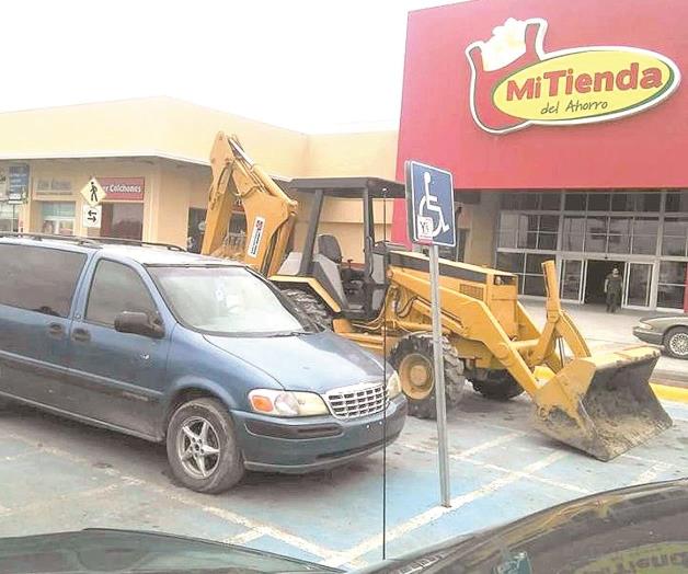 Causa revuelo un operador de trascabo ‘discapacitado’