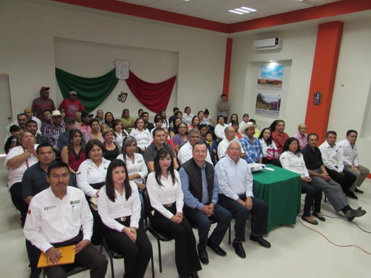 Alcalde y funcionarios presencianen video el V Informe de Gobierno Alcalde y funcionarios presencianen video el V Informe de Gobierno