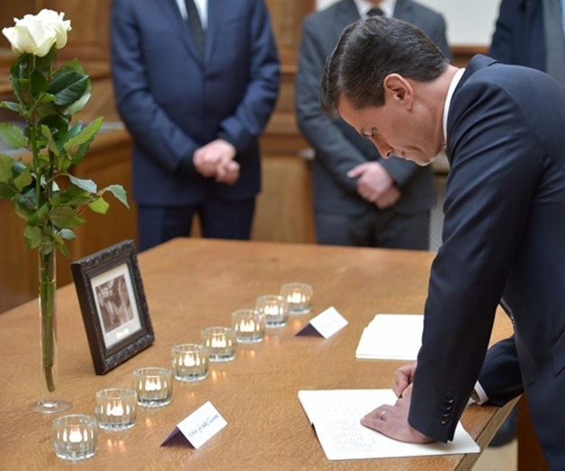 Peña Nieto rinde homenaje a mexicanas fallecidas en Francia