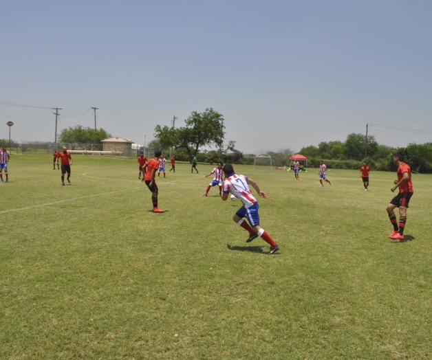 Jornada de futbol soccer amateur. Alianza Lima gana y asume el liderato