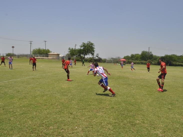 Jornada de futbol soccer amateur. Alianza Lima gana y asume el liderato Jornada de futbol soccer amateur. Alianza Lima gana y asume el liderato