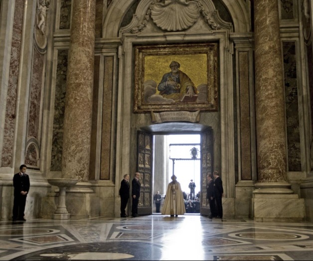 Papa abre ‘puerta santa’