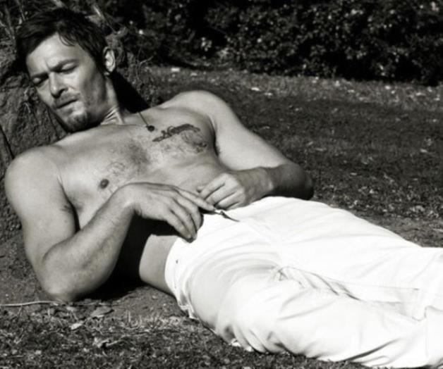 Una fan saca lo zombie y muerde a Daryl Dixon