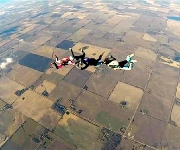 Hace tatuaje... ¡en paracaídas! Hace tatuaje... ¡en paracaídas!