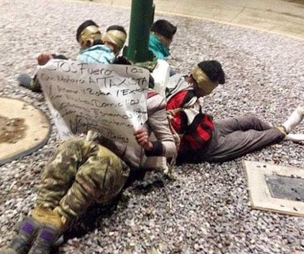 Amordazan y amarran a un poste a cinco hombres