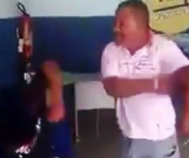 Viraliza video de padre golpeando a su hijo por ladrón Viraliza video de padre golpeando a su hijo por ladrón