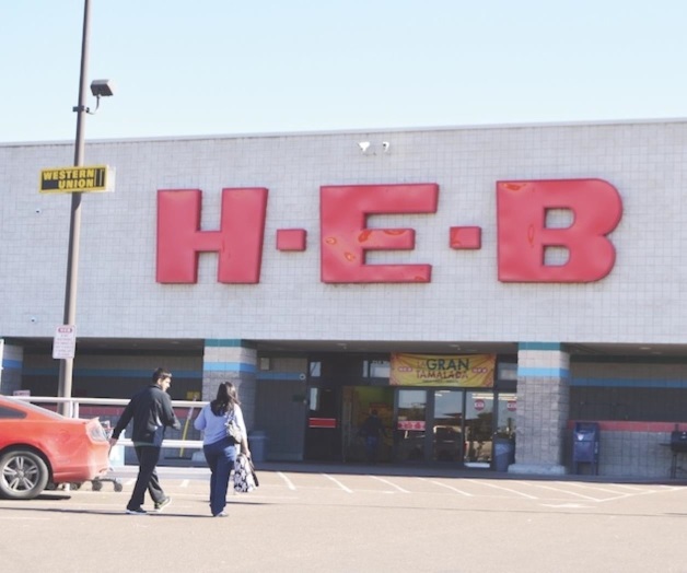 Cierra tienda puertas a personas armadas